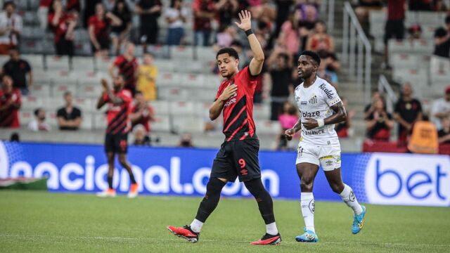 Vitor Roque se despide de la afición del Athletico Paranaense