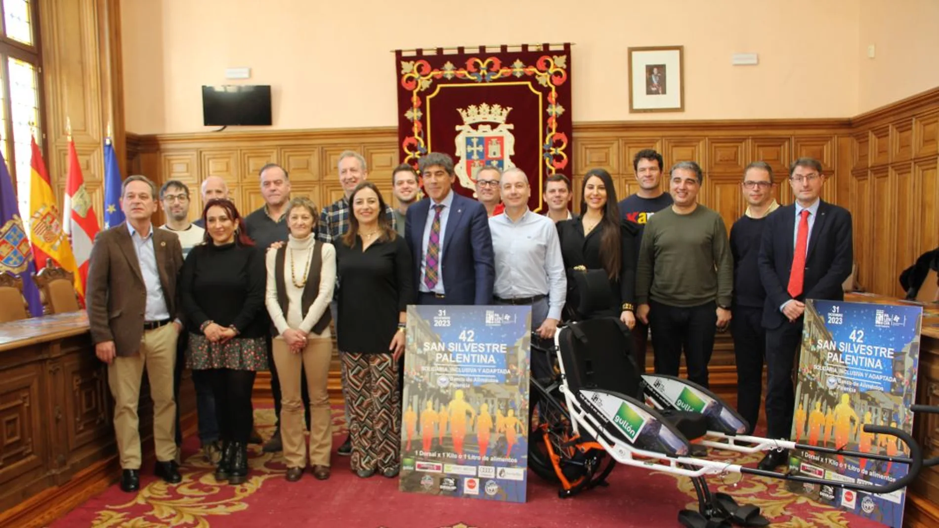 Presentación de la silla para personas con movilidad reducida donada por Galletas Gullón al Ayuntamiento de Palencia