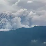 El volcán Marapi, en Sumatra, en erupción