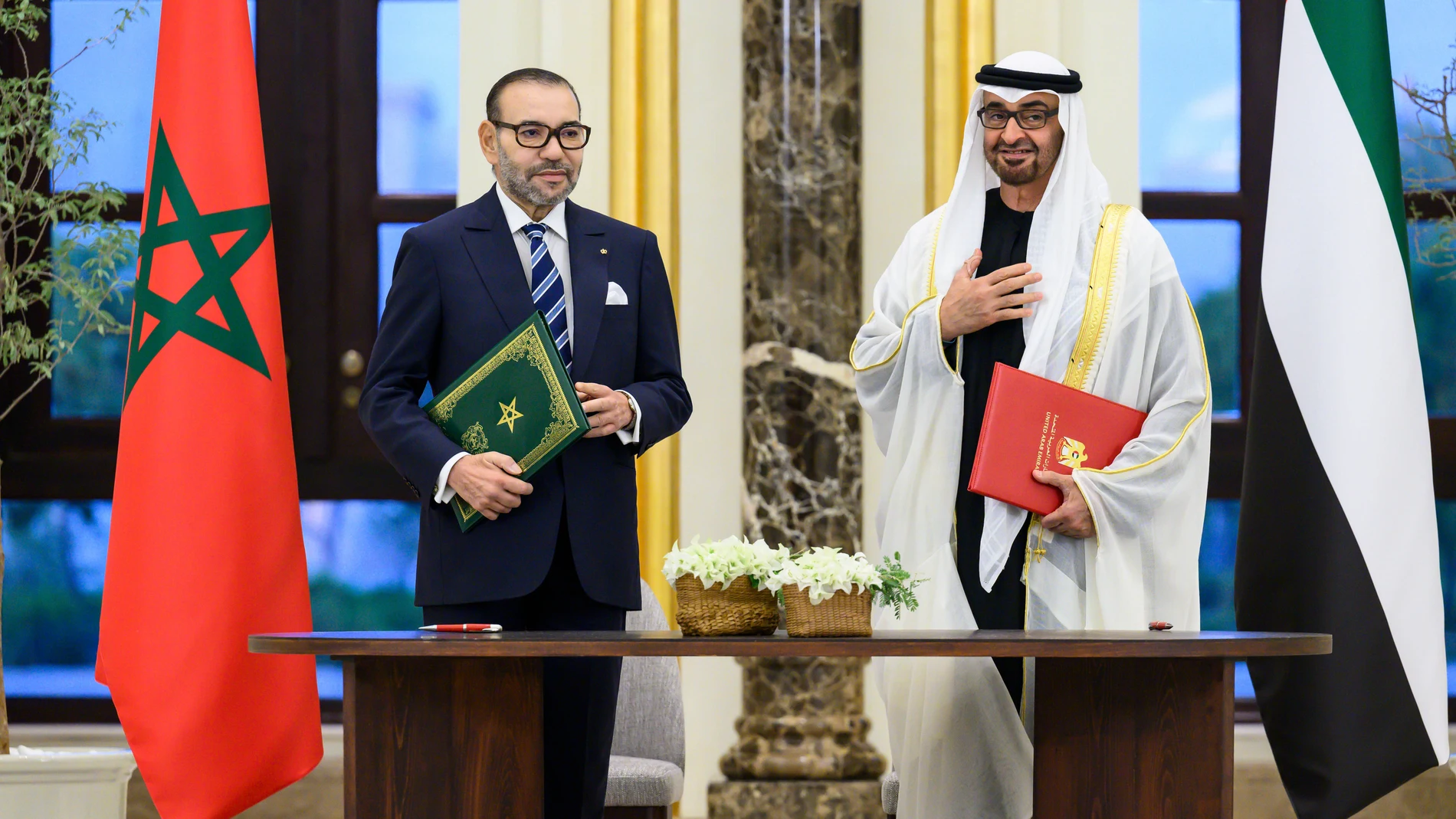 ABU DABI (EMIRATOS ÁRABES UNIDOS), 04/12/2023.- El presidente emiratí, Mohamed bin Zayed (d), recibe este lunes en el Palacio Presidencial de Abu Dabi (Emiratos Árabes Unidos) al rey Mohamed VI de Marruecos (i), que acompañado de una delegación de ocho ministros marroquíes, inicia un viaje oficial a Emiratos para firmar varios acuerdos bilaterales. EFE/ Driss Benmalek / Map SÓLO USO EDITORIAL / SÓLO DISPONIBLE PARA ILUSTRAR LA NOTICIA QUE ACOMPAÑA (CRÉDITO OBLIGATORIO) 