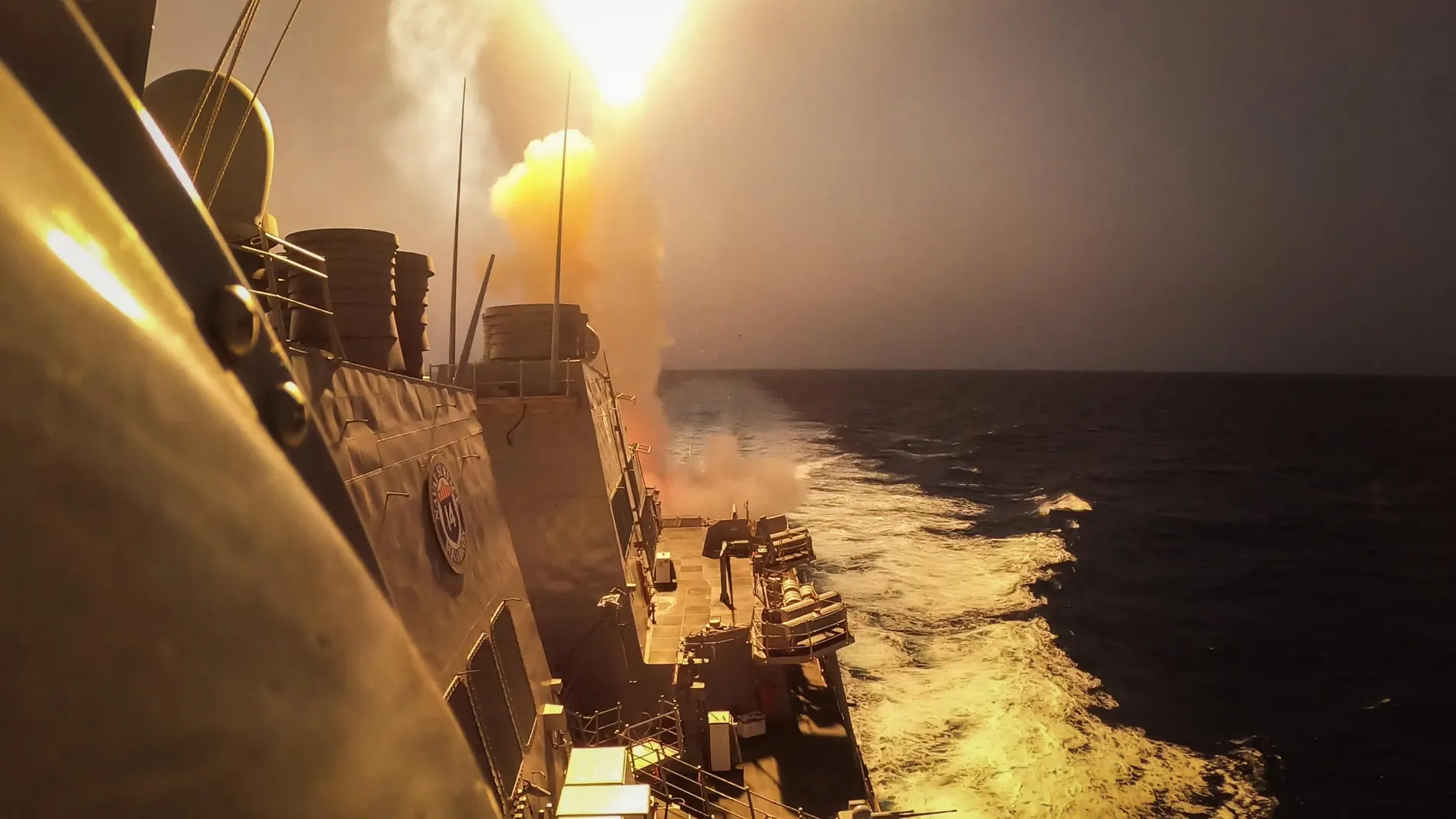 AMP2.- O.Próximo.- Los huthis atacan a un destructor de EEUU y a dos buques mercantes en el mar Rojo