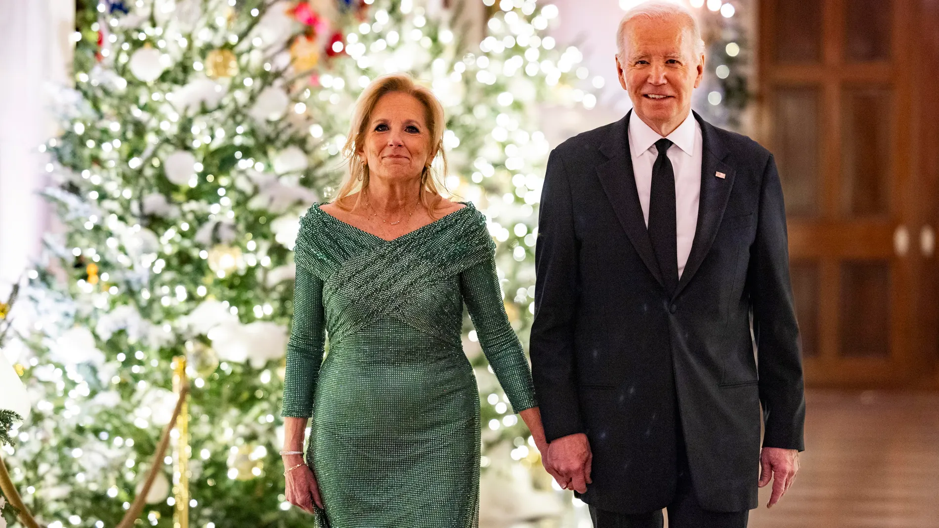 Washington (United States), 03/12/2023.- US President Joe Biden (R) and First Lady Jill Biden (L) arrive to host the 2023 Kennedy Center Honorees in the East Room of the White House in Washington, DC, USA, 03 December 2023. Recipients of the 46th Kennedy Center Honors for lifetime artistic achievement include actor and comedian Billy Crystal, soprano Renee Fleming, British singer-songwriter Barry Gibb, singer and actor Queen Latifah, and singer Dionne Warwick. EFE/EPA/JIM LO SCALZO 