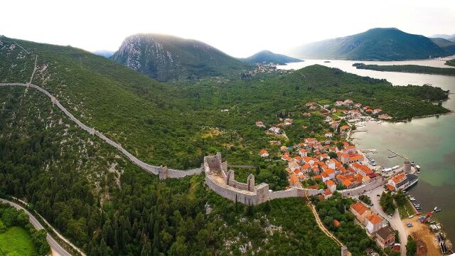 Ston, el pueblo de Croacia rodeado por una muralla de 5 kilómetros 