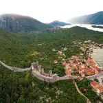Ston, el pueblo de Croacia rodeado por una muralla de 5 kilómetros 