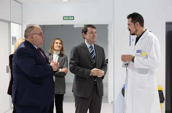 Fernández Mañueco anuncia que a finales de 2024 estará operativo el acelerador lineal para administrar radioterapia en Soria