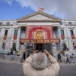 El baldaquino en la fachada del Congreso durante los preparativos de la Jura de la Constitución de la Princesa Leonor.