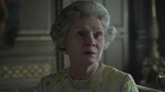 Imelda Staunton interpretando a la reina Isabel II de Inglaterra en 'The Crown'