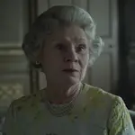 Imelda Staunton interpretando a la reina Isabel II de Inglaterra en 'The Crown'