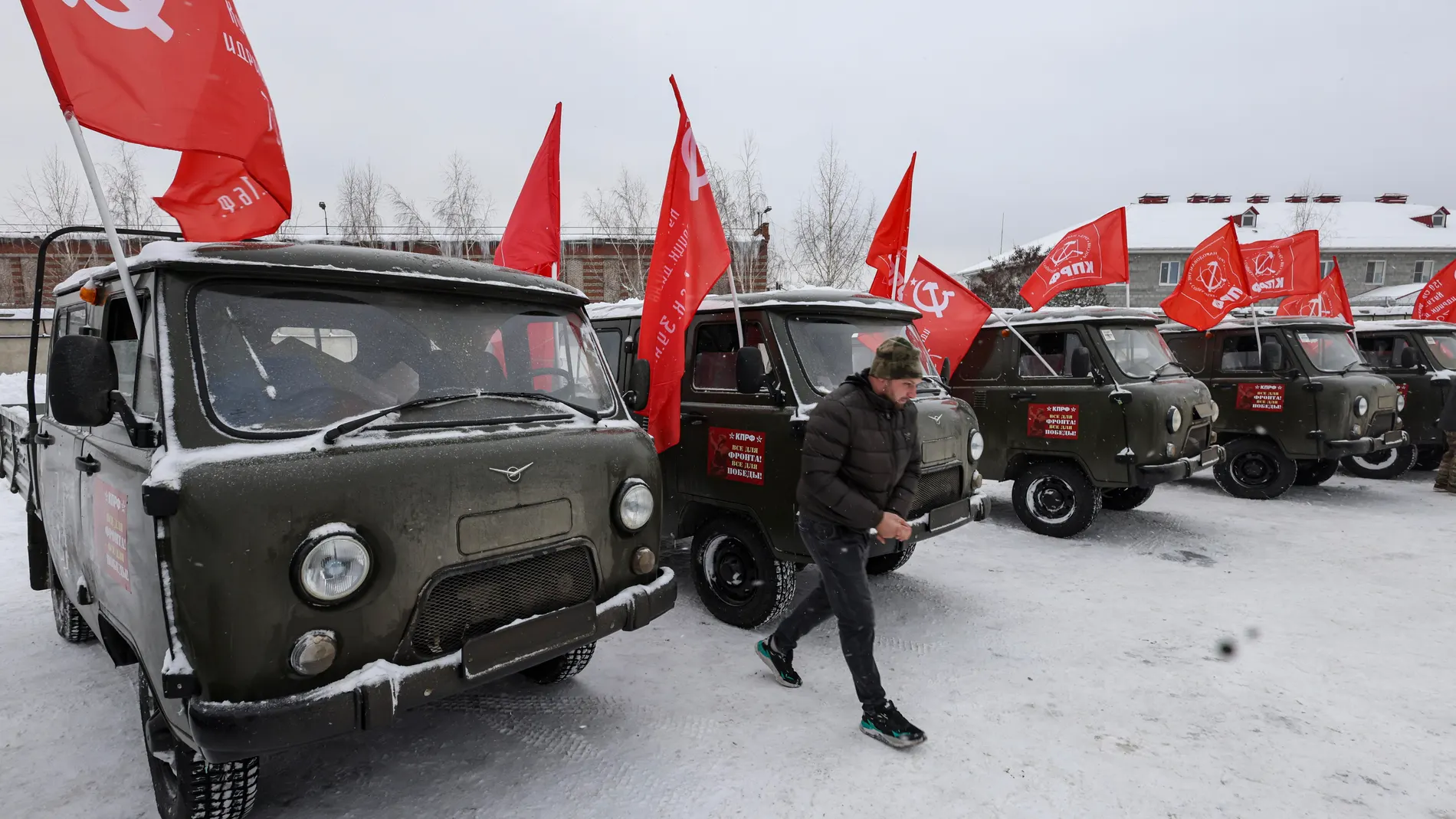 Moscow (Russian Federation), 04/12/2023.- A driver walks near parked UAZ off-road vehicles during the sending off of the 119th humanitarian convoy gathered by the Russian Communist party destined to the Russian army and residents of occupied regions of Ukraine, at the Lenin State Farm, outside Moscow, Russia, 04 December 2023. As part of a humanitarian mission of the Communist Party of the Russian Federation, a large convoy of UAZ off-road vehicles carrying food, medicine, drugs and military ...