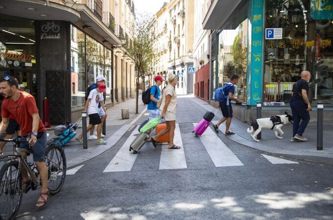 Turistas con maletas en Madrid. 