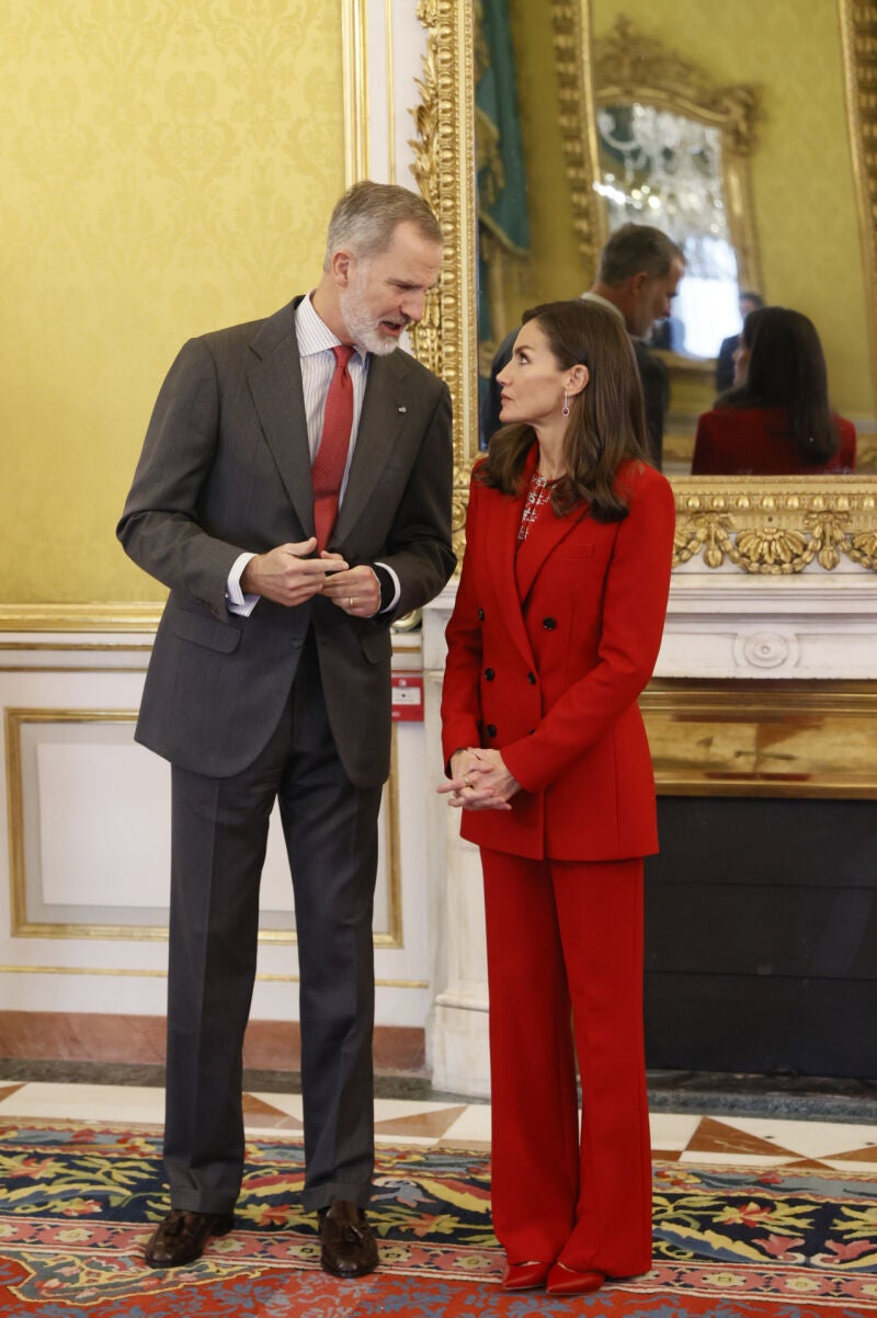 La Reina Letizia con traje rojo.