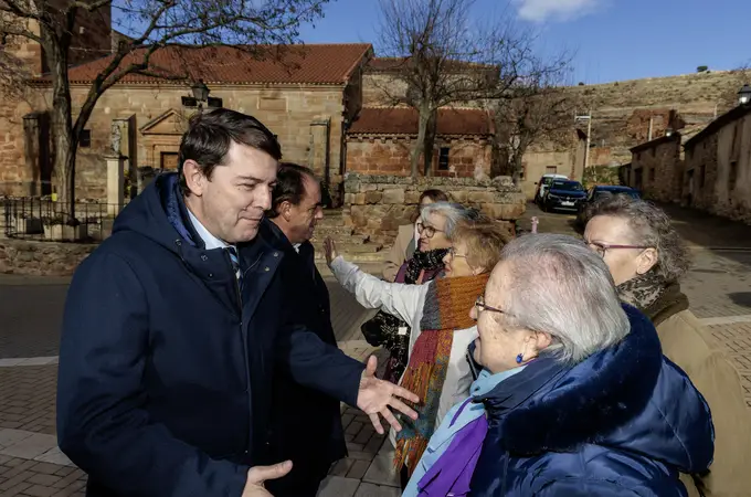 Fernández Mañueco visita Liceras (Soria) tras la rehabilitación de la zona deportiva y su Atalaya