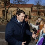 El presidente de la Junta, Alfonso Fernández Mañueco, saluda a unas vecinas de Liceras