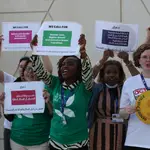Activistas de la COP28 muestran pancartas y corean eslóganes en Dubai