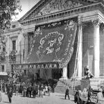 El baldaquino desplegado en la fachada del Congreso para el juramento de Alfonso XIII.