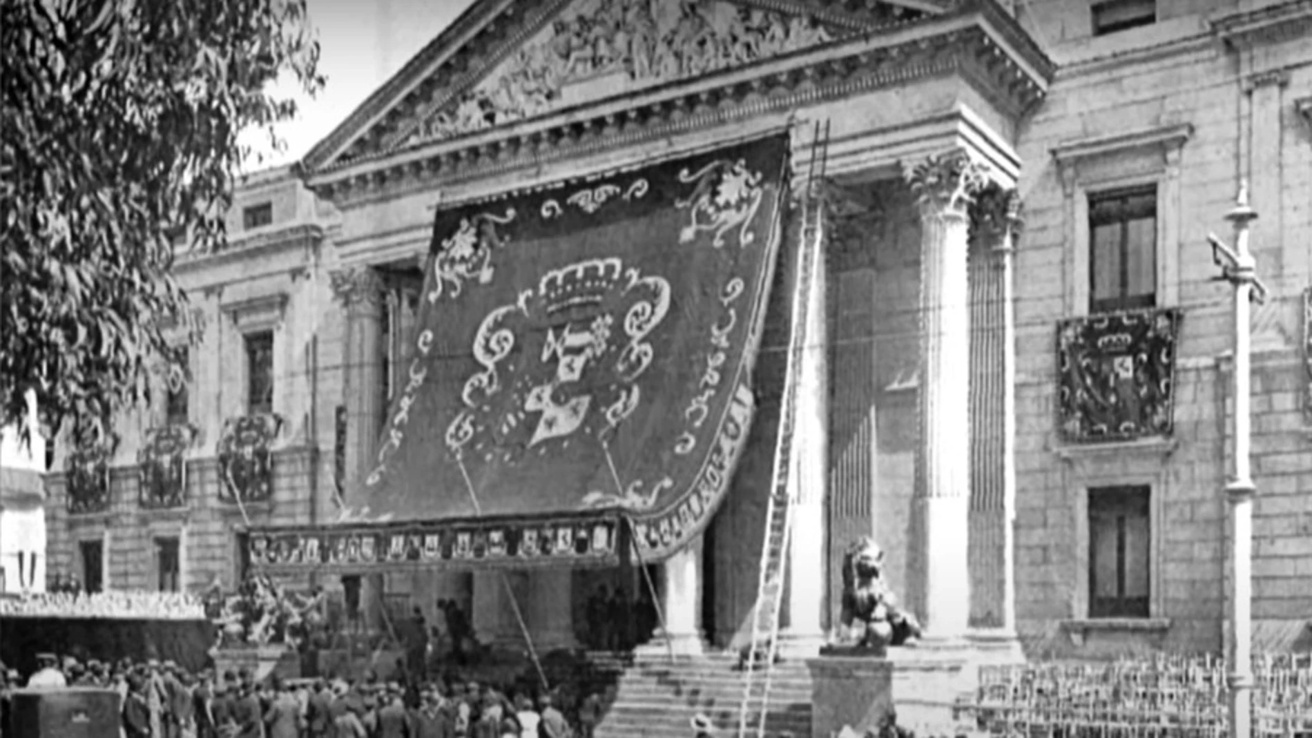 El baldaquino desplegado en la fachada del Congreso para el juramento de Alfonso XIII.