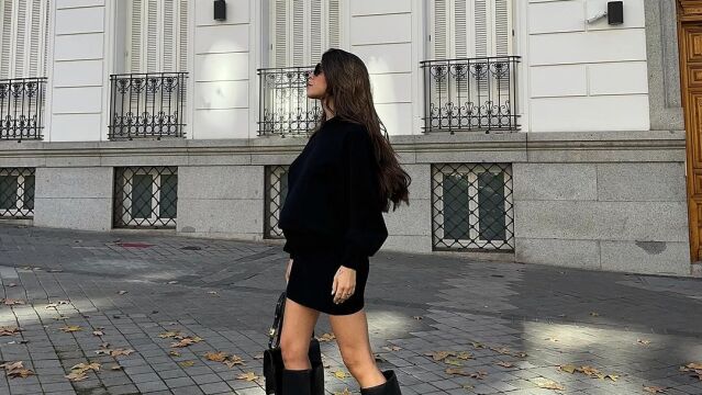 Violeta Mangriñán con las botas virales de Zara.