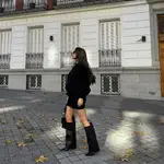 Violeta Mangriñán con las botas virales de Zara.