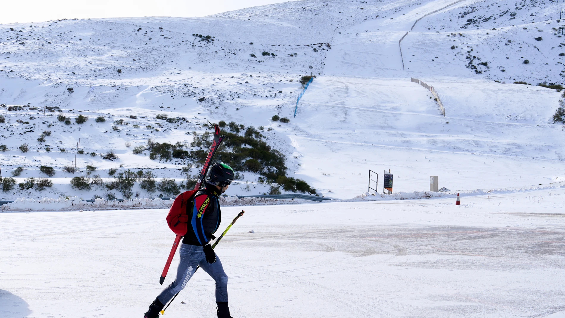 Una persona camina por la estación de esquí y montaña de Alto Campoo