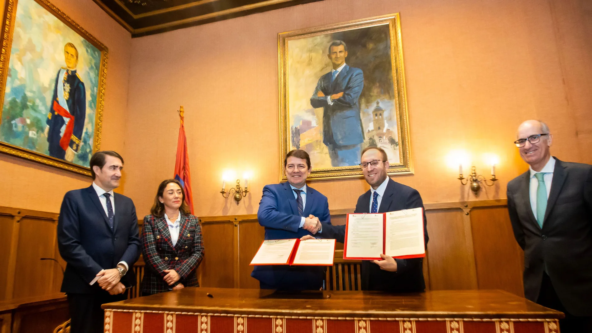Mañueco firma el acuerdo con Marcos Iglesias junto a Suárez-Quiñones, González Corral y Javier Iglesias