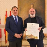 El alcalde de Salamanca, Carlos García Carbayo, entrega la distinción al chef José Andrés