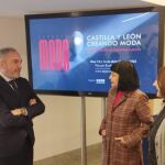 El secretario general de Industria, Comercio y Empleo, Alberto Díaz Pico, la secretaria general de CEOE, Teresa Cetulio, y la diseñadora de moda salmantina Fely Campo, presentan "Espacio Moda"
