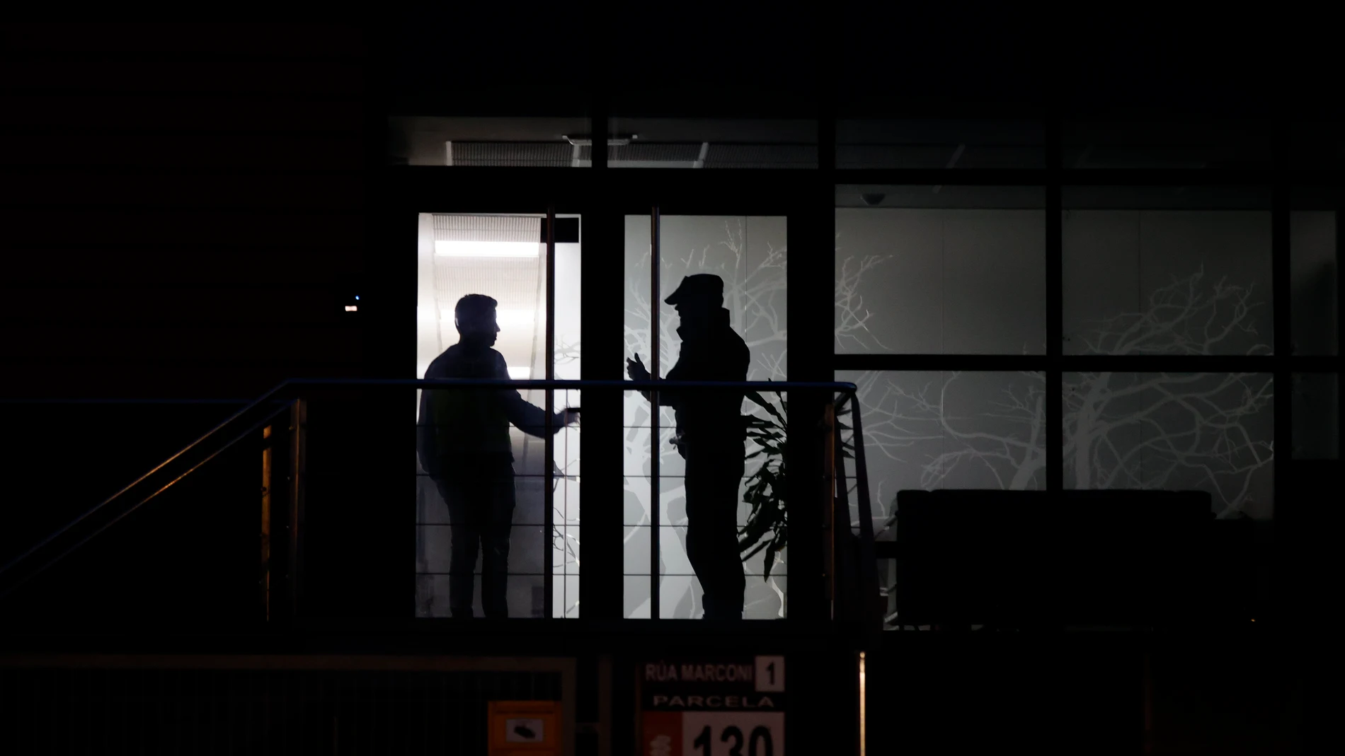 CAMBRE (A CORUÑA), 05/12/2023.- La Policía Nacional y la Agencia Tributaria han decomisado este martes 7,2 toneladas de cocaína y ha detenido a 4 personas en Cambre (A Coruña). Una operación policial contra el narcotráfico, vinculada al transporte marítimo, ha concluido en el polígono de Espíritu Santo, en el municipio coruñés de Cambre. EFE/kiko delgado