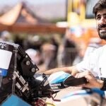 Carlos Llibre con la moto con la que correrá el Dakar