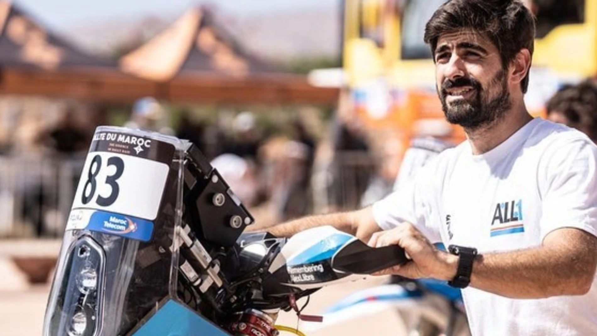 Carlos Llibre con la moto con la que correrá el Dakar