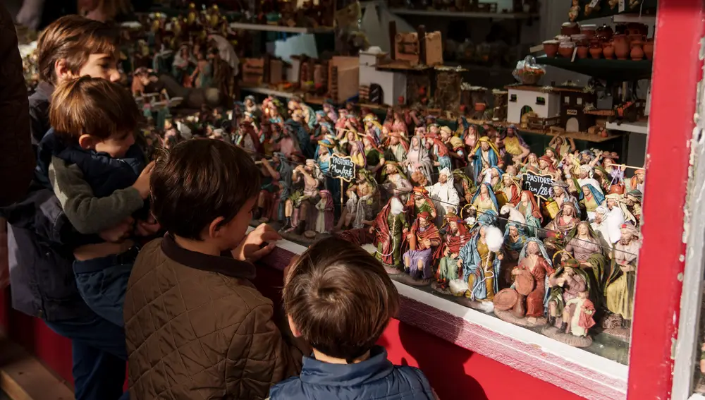 Gente de compras en el Mercadillo de Navidad de la Plaza Mayor. David Jar