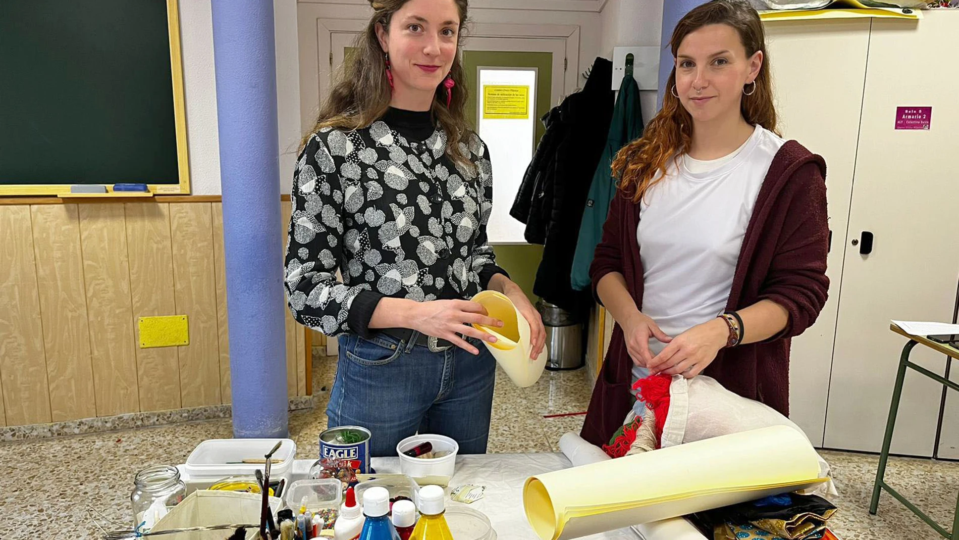 Rocío Vallelado, educadora del Programa de Protección Internacional, y la monitora del taller de Arteterapia, María Escarda, del programa de protección internacional (acogida de refugiados) de Hermanas Hospitalarias Benito Menni de Valladolid