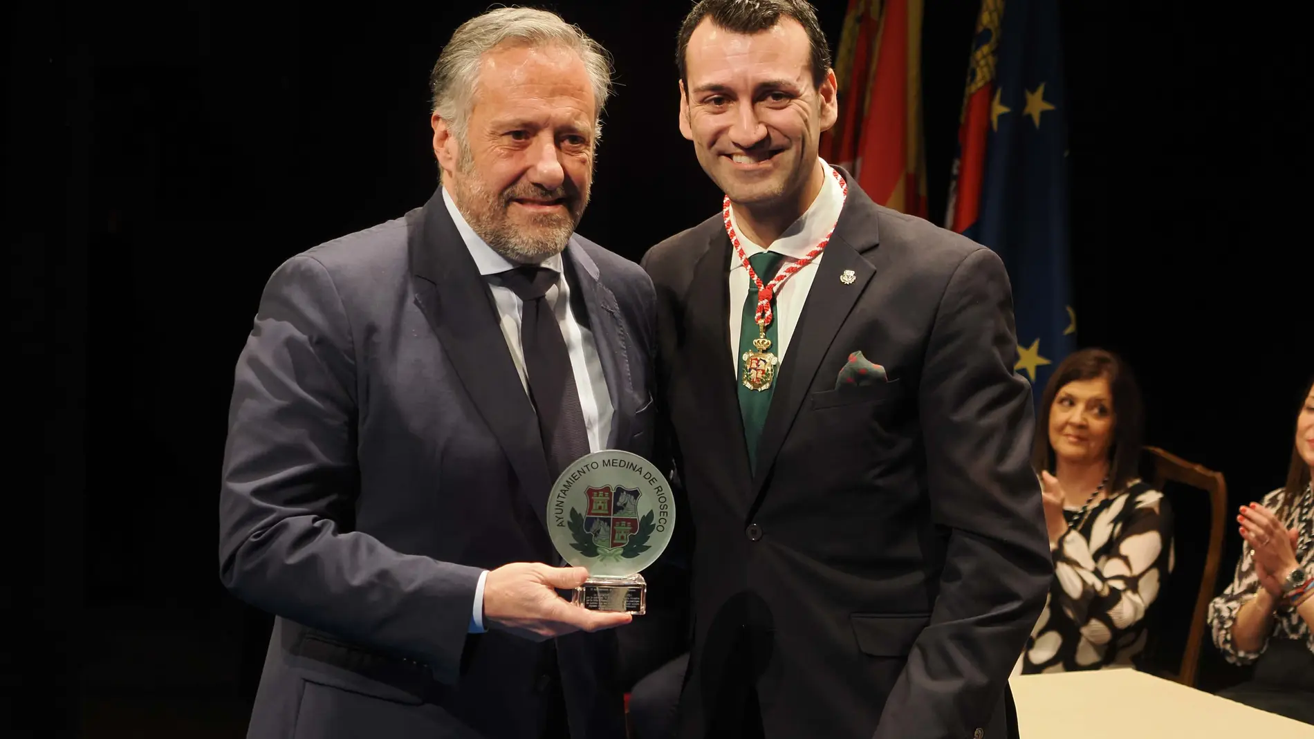 Carlos Pollán recibe la distinción por parte del alcalde de Medina de Rioseco, David Esteban