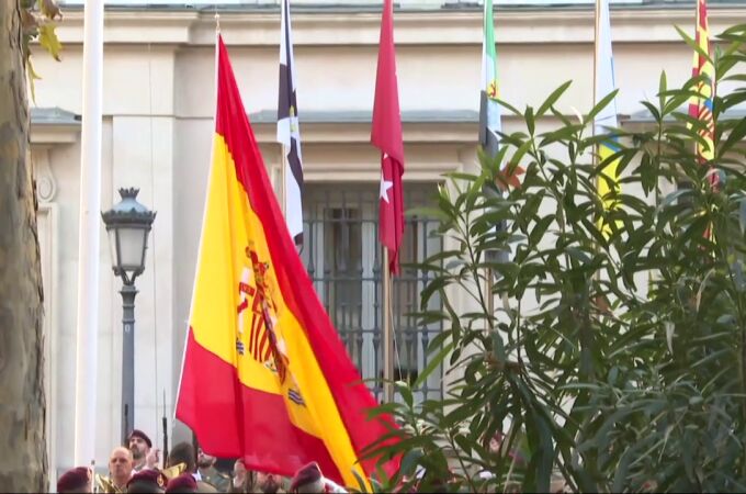Izado solemne de la bandera de España en la sede del Senado