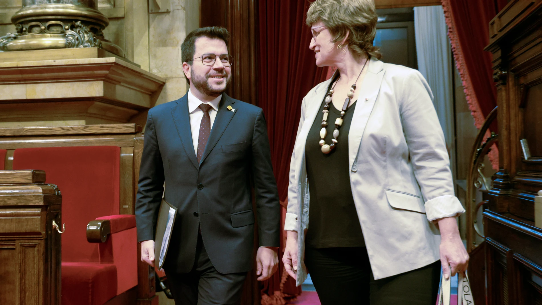 El presidente Aragonès y la consejera Anna Simó en un pleno reciente del Parlament