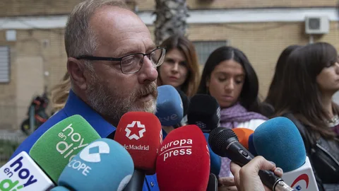 Antonio del Castillo atiende a los medios