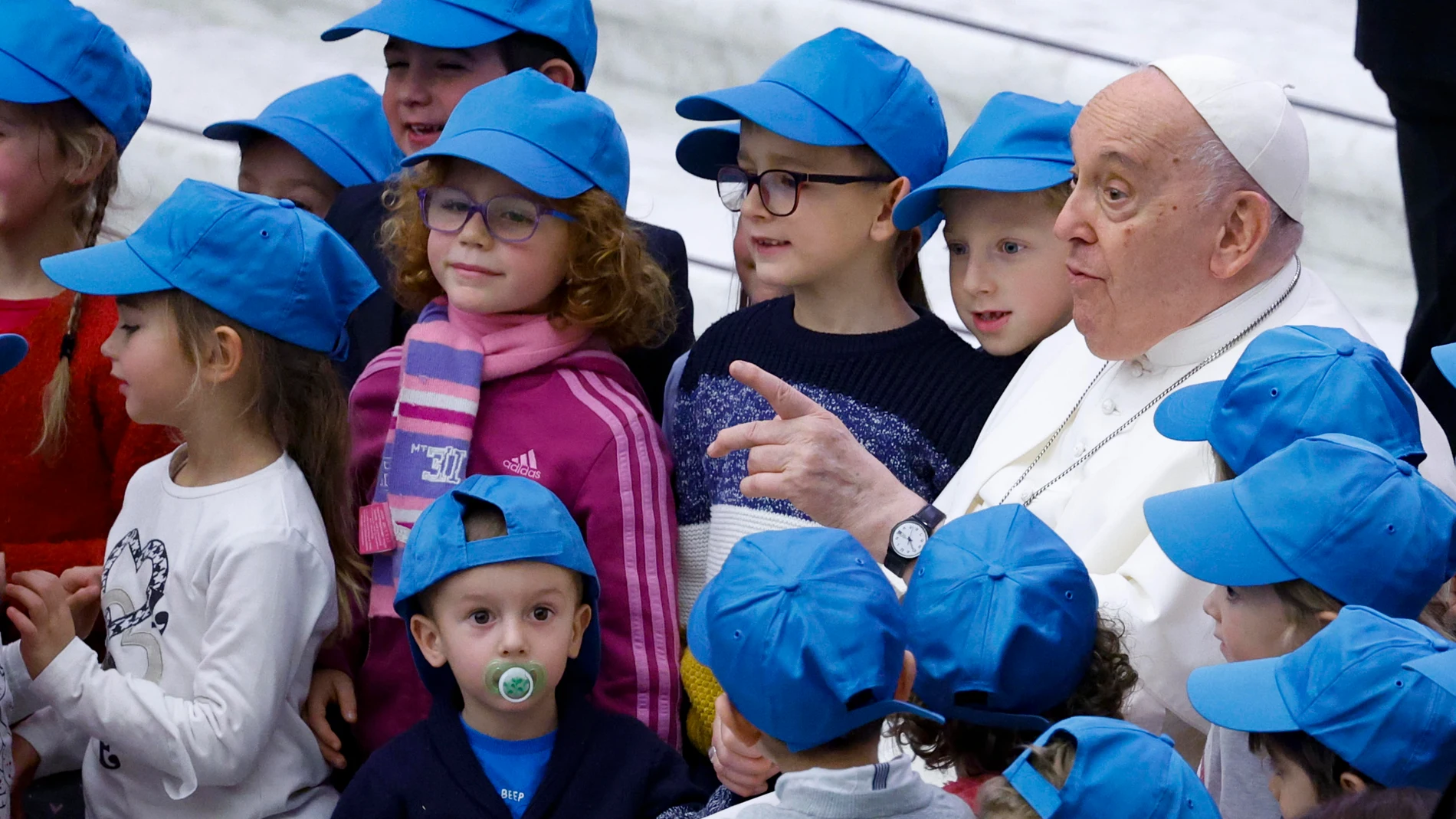 -FOTODELDIA- Ciudad del Vaticano (Vaticano) 06/12/2023.- El papa Francisco posa con unos niños durante su audiencia semanal en el Salón de Pablo VI en el Vaticano este miércoles. EFE/ Fabio Frustaci 