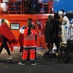 Salvamento rescata dos nuevas embarcaciones en Lanzarote con un centenar de personas a bordo