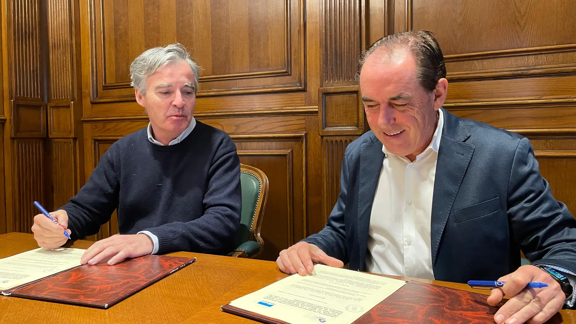 Benito Serrano y José Ramón Ruiz Sastre en la firma del convenio