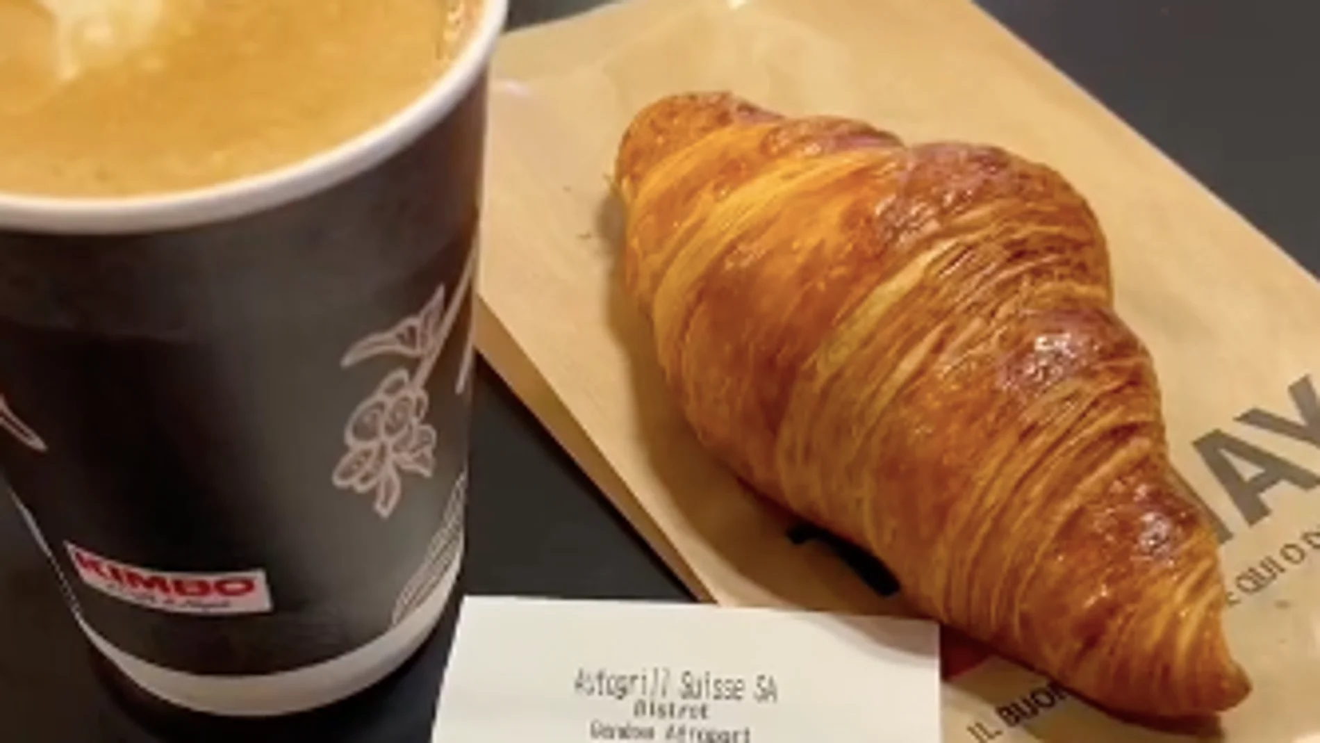 Una española muestra los desorbitados precios de un desayuno en un aeropuerto de Suiza