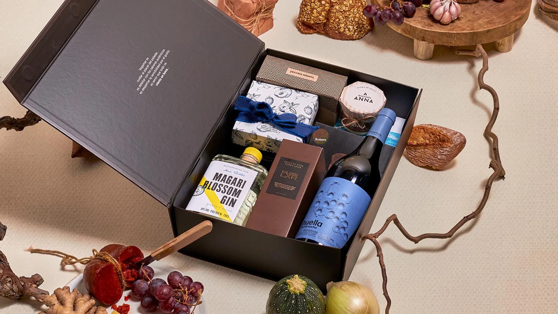 La gama de vinos "Huella" de Vegamar están incluidos en sus packs, aunque son totalmente personalizables