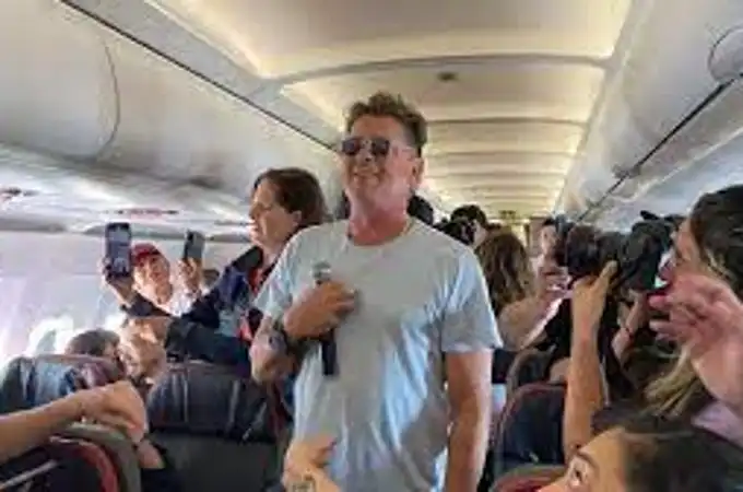 Carlos Vives sorprende a los pasajeros de un avión con un concierto improvisado en pleno vuelo
