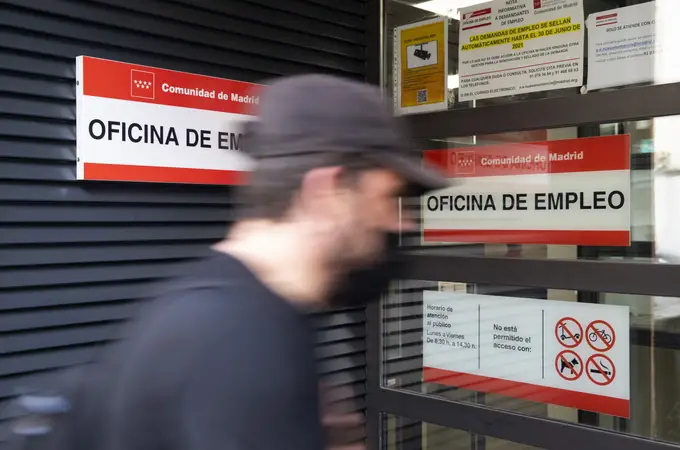 Cuatro de cada diez españoles se plantean buscar un segundo trabajo para afrontar el elevado coste de la vida