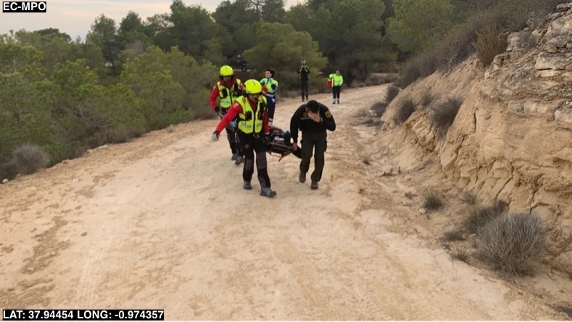Rescatan en helicóptero a un motorista que ha caído en una senda forestal de Altahona