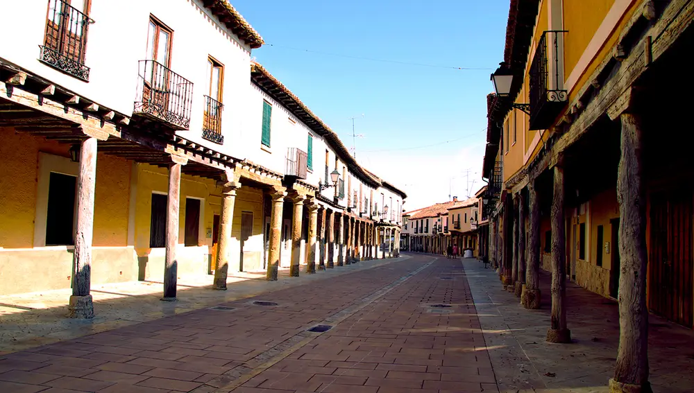 Calle Corredera de Ampudia con sus casas típicas castellanas de dos pisos y soportales