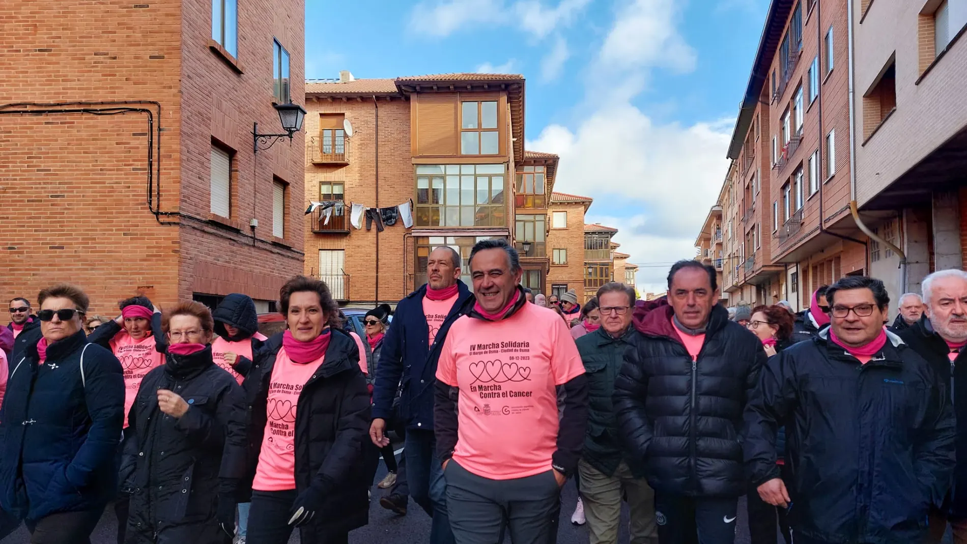 Lucas, Pardo y Benito Serrano, entre otros, durante la marcha contra el cáncer en El Burgo de Osma