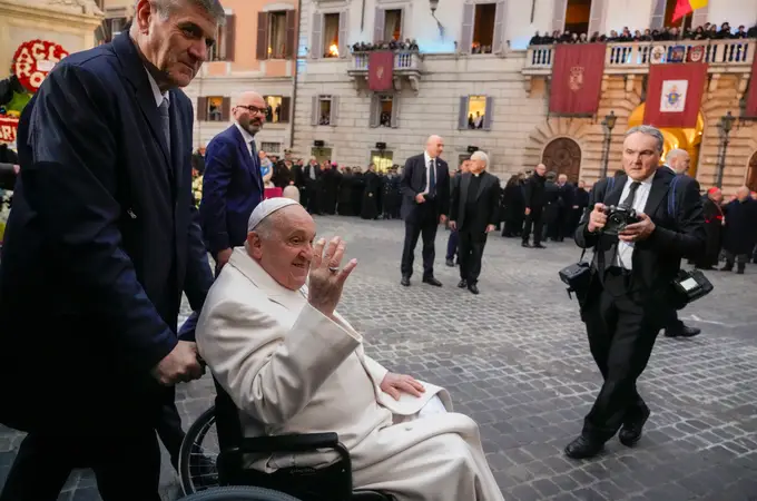 El Papa vuelve a la calle tras la gripe que anuló su viaje a Dubái