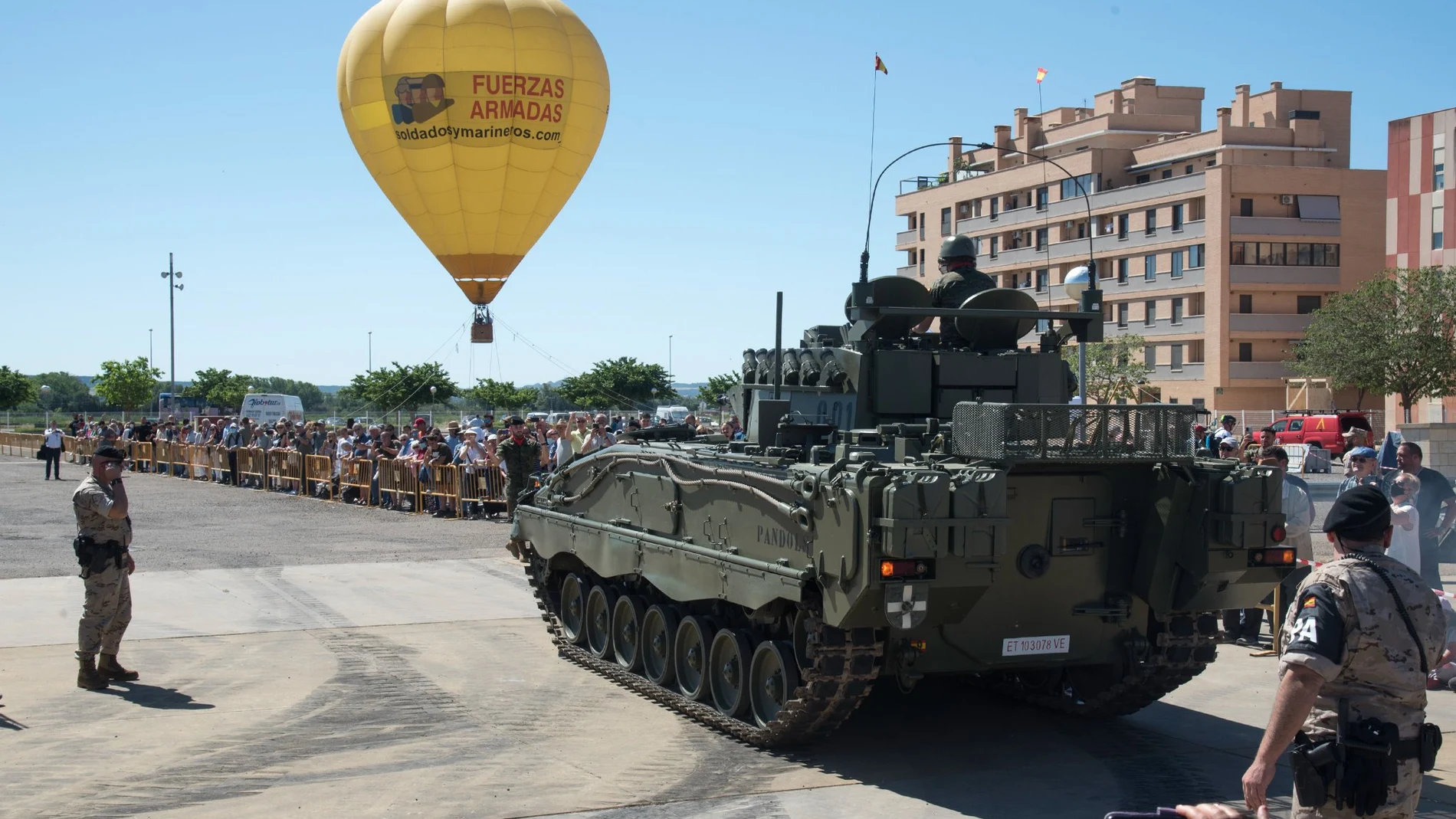 Globo aerostático con publicidad de reclutamiento durante un desfile militar