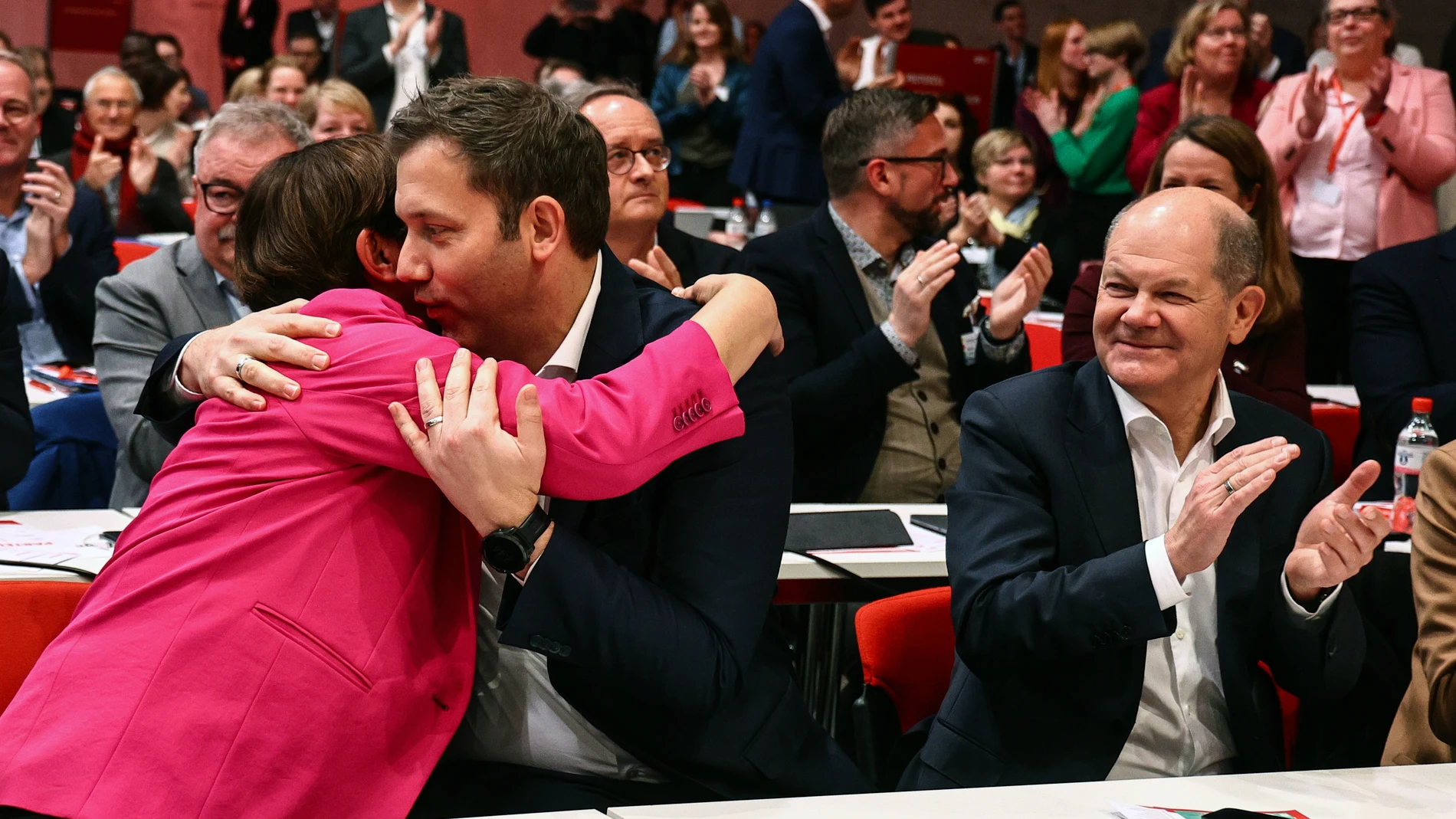 Berlin (Germany), 08/12/2023.- SPD's co-chairman Lars Klingbeil (C) and co-chairwoman Saskia Esken (L) hug each other as they celebrate after being re-relected as the party's co-leaders during the German Social Democrats (SPD) party conference as German Chancellor Olaf Scholz (R) looks on, in Berlin, Germany, 08 December 2023. The first SPD three-day party conference in two years started on 08 December in Berlin. (Alemania) EFE/EPA/FILIP SINGER