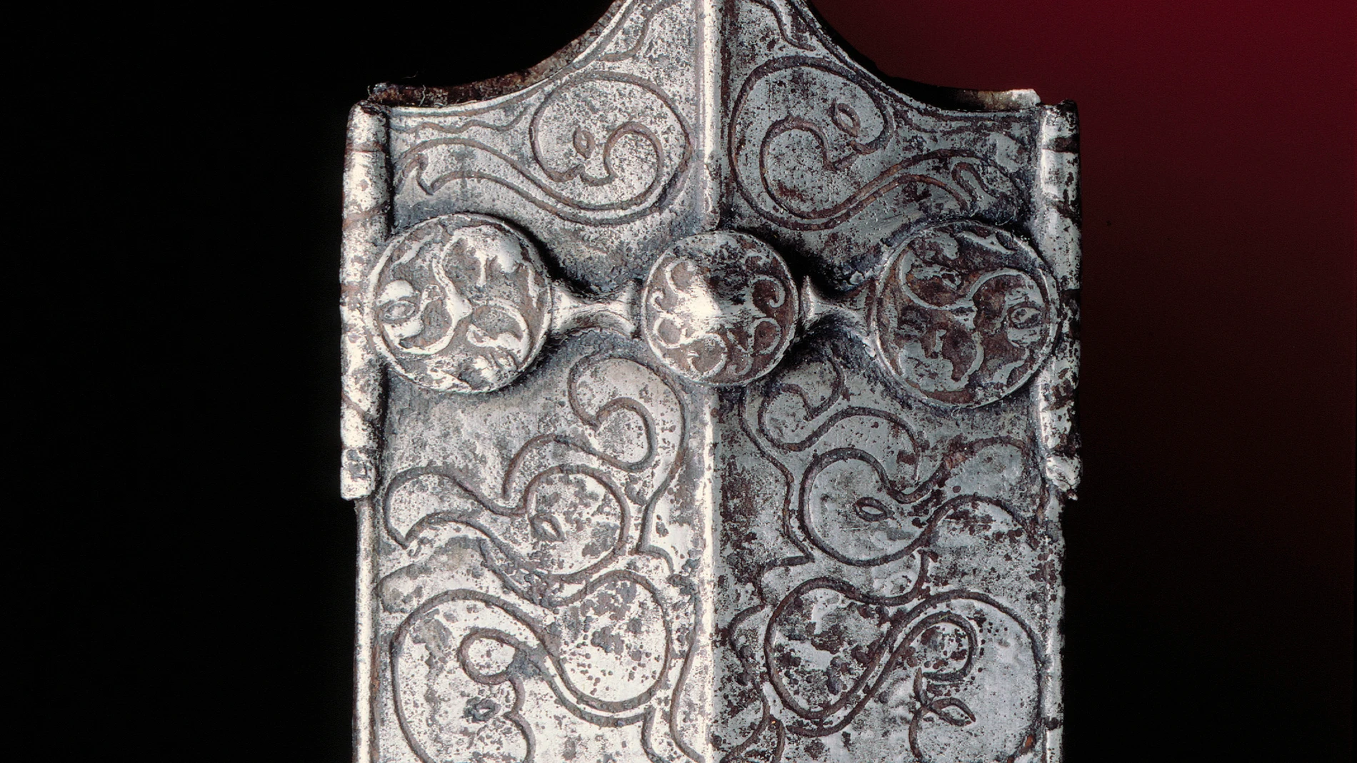 Embocadura de una vaina de espada celta de La Tène (lago de Neuchâtel), datada a finales del siglo III a. C., que muestra una elaborada decoración zoomorfa de probable carácter apotropaico 