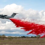 Imagen del Airbus A400M realizando una prueba con su kit apaga incendios